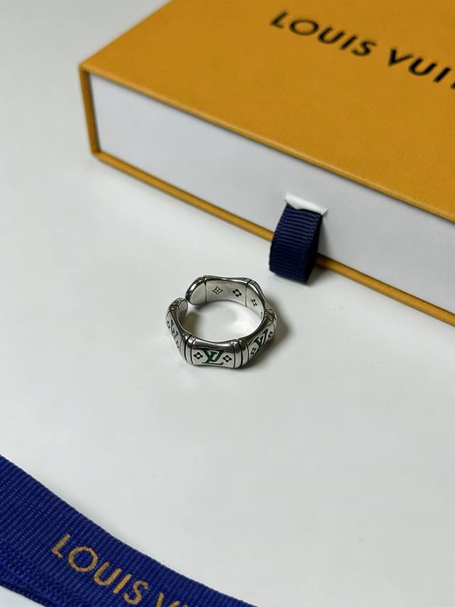 p80 高品质路易威登Lv戒指原单货专柜新款开模复古潮流时尚必备 男女均可佩戴 情侣款同款 摇滚朋克泰银风格 复古元素 潮流百搭 官网同款项链最新款档次更高明星