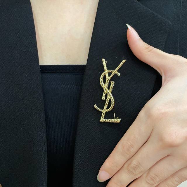 p70 圣罗兰Ysl 经典复古胸针 奢侈 复古铜色螺纹 犹如酒会礼服一般，绚烂多姿。经典 最具个性魅力象征永远的不变的情怀，代表着经典和永恒 ！秉承圣罗兰的传统