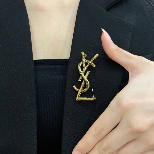 p70 圣罗兰Ysl 经典复古胸针 奢侈 复古铜色 犹如酒会礼服一般，绚烂多姿。经典 最具个性魅力象征永远的不变的情怀，代表着经典和永恒 ！秉承圣罗兰的传统特别