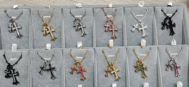 100 专柜品质 Chrome Hearts克罗心 经典复古双十字架吊坠 经典复古竹节项链 凹凸造型不同的花纹设计风格 呈现出与众不同 十字架 童军花是克罗心的