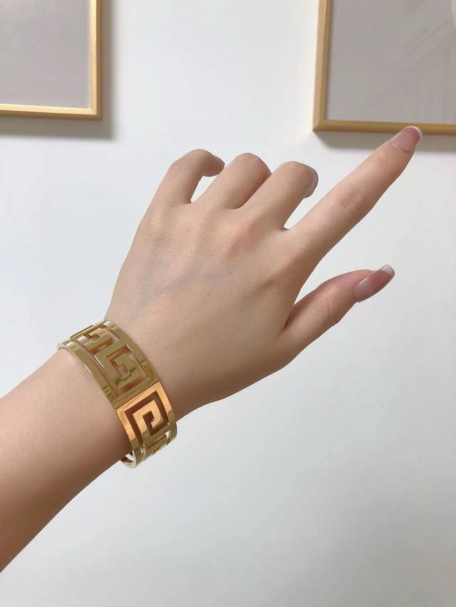 p80 New Givenchy wide openwork unisex bracelet, original design, real photos. Th