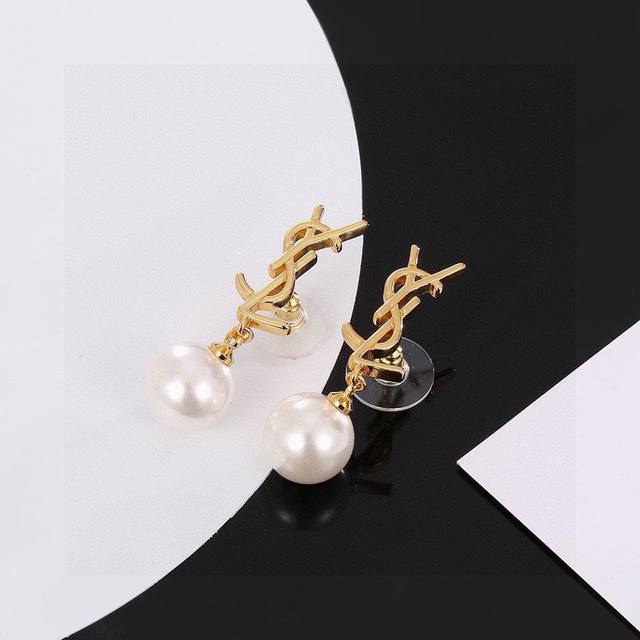 p70圣罗兰Ysl 耳钉经典奢侈 时尚百搭 犹如酒会礼服一般，绚烂多姿。经典 最具个性魅力象征永远的不变的情怀，代表着经典和永恒 ！秉承圣罗兰的传统 特别的闪~