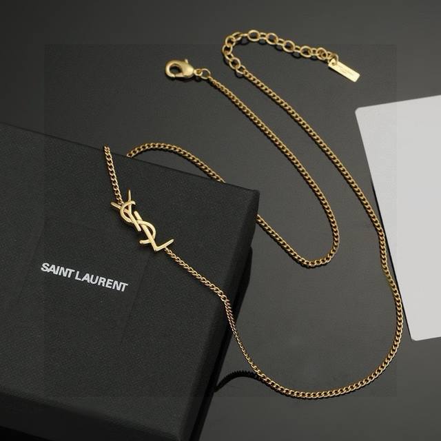 p80 Ysl 圣罗兰 项链原装黄铜材质 Yves Saint Laurent 创立于1961年 优雅抽象大胆别致的设计风格使它成为奢华时尚界著名的品牌之一。引