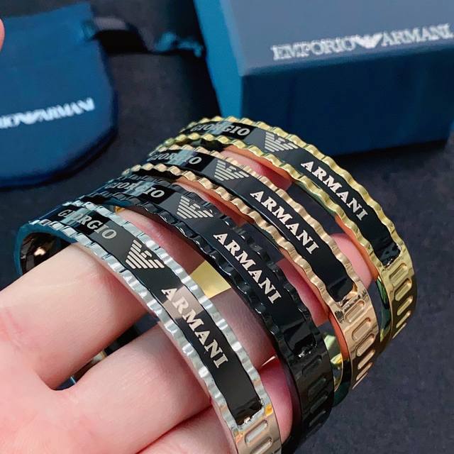 p80 新款阿玛尼Armani精致高端中古手镯超重工Bling Bling，颜色搭配得非常好高级感 气质高端 进口精钢材质不过敏不褪色。一比一精美工艺，经典至极