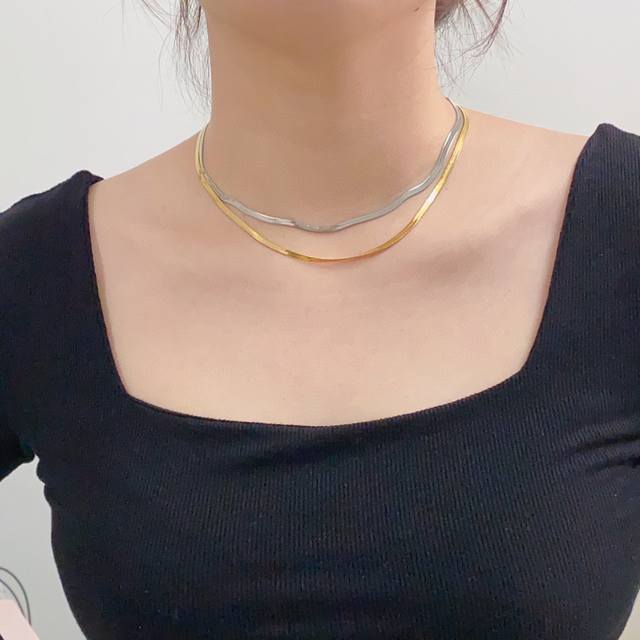 p70 Celine赛琳凯旋门蛇骨项链搭配凯旋门图案，可以自由伸缩长短14K精钢保色材质雕刻镂空图案！超炸Chic感 ，简洁百搭、文艺个性，带给你时髦体验 墙裂