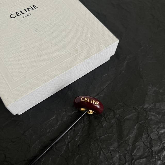 p100 Celine赛琳 戒指 Celine一直是简约时尚界的标杆大胆的设计 百看不厌搭配起来更Fashion 码数：678码