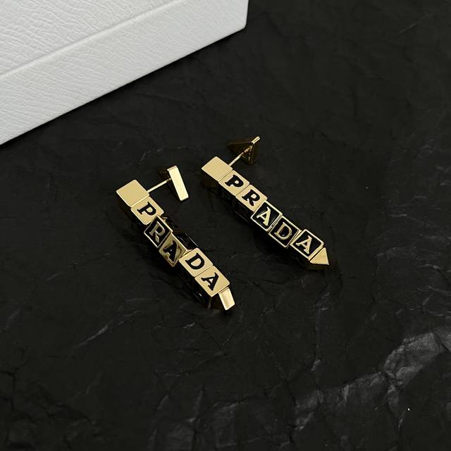 p120 prada 普拉达 三角形 耳钉 爆款新品 精致耐看 华丽登场,整体细节非常令人惊喜,典雅而时尚,突显法式高雅气息。 p120 prada 普拉达 三角形 耳钉 爆款新品 精致耐看 华丽登场,整体细节非常令人惊喜,典雅而时尚,突显法式高雅气息。