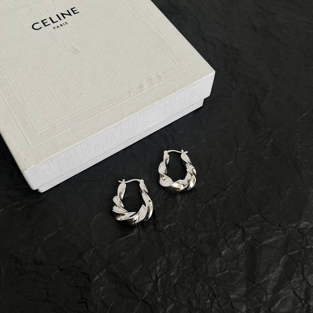 p100 Celine 赛琳 耳环 一直是简约时尚界的标杆大胆的设计 百看不厌搭配起来更Fashion