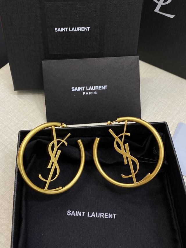 p70编号Yed0012 Ysl 26圆形耳环Logo大圈光面耳勾 复古又高级的时尚感设计 经典字母圈耳，巨显脸小，简约高级，百搭不出错，御姐氛围感天花板