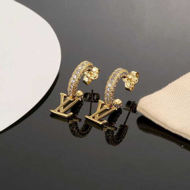 60 Lv耳钉 路易威登个性 带来时髦、有趣的视觉，明亮式切割工艺使表面抛光非常靓丽360度绚丽夺目 方方面面都很到位整体设计简约、辨识度高搭配起来典雅 大气耳