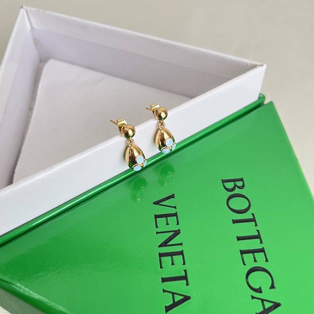 p100 Bottega Veneta Bv耳钉 金属感十足 特别特别赞，整体细节非常令人惊喜，设计感十足，必须为世家的设计点个大大的赞，不仅带出个人自信及品味