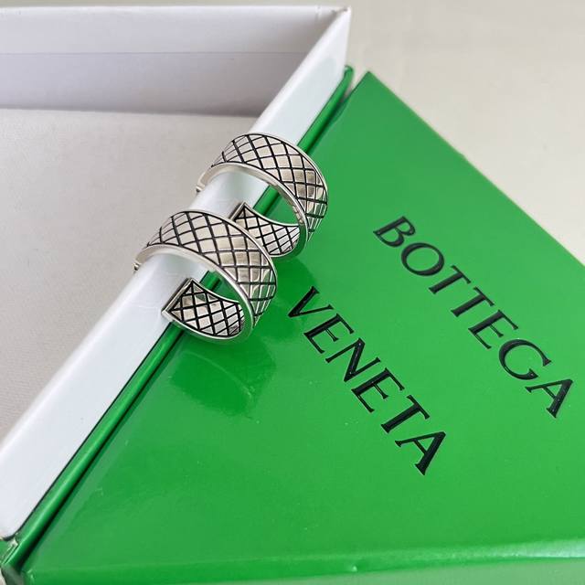 p110 Bottega Veneta 葆蝶家 复古菱格耳环Bv表达时髦的态度 蝴蝶耳钉Kd120 大圈圈耳环Kd150