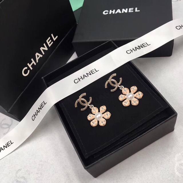 p80Chanel 春天气息花朵耳钉 小香19春季新款 花朵树脂 耳钉耳环 超级 适合小姑娘美美哒春天照 Zp原版黄铜材质 纯银针 选用 水钻都是施华洛世奇的B