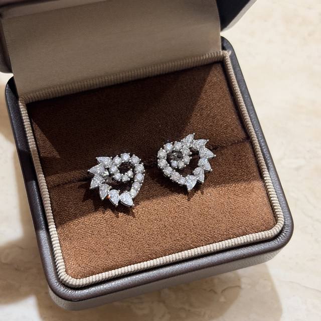 200 A7243 Hw New Heart-Shaped Teardrop Rhinestone Earrings - Simple, Elegant, Ve