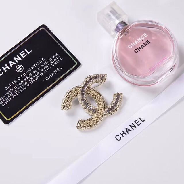 p110 Chanel小香 专柜最新款同步上新香奈儿最新款胸针 胸针，是最懂女人的饰物。那些倾注了全部心血去做自己的女人，往往更珍惜胸针的意义。香奈儿女士把胸针