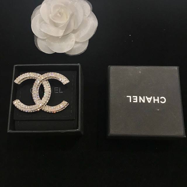 p100Chanel 22Ss New 专柜同步上市这款超漂亮的，全部用进口施华洛钻 今年最新款任意搭配都好看又是一款必火的经典款代工品质 做工精细胸针，是最懂