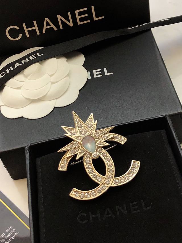 p80 Chanel小香 专柜最新款同步上新胸针，是最懂女人的饰物。那些倾注了全部心血去做自己的女人，往往更珍惜胸针的意义。香奈儿女士把胸针别在帽子上，并告诉那