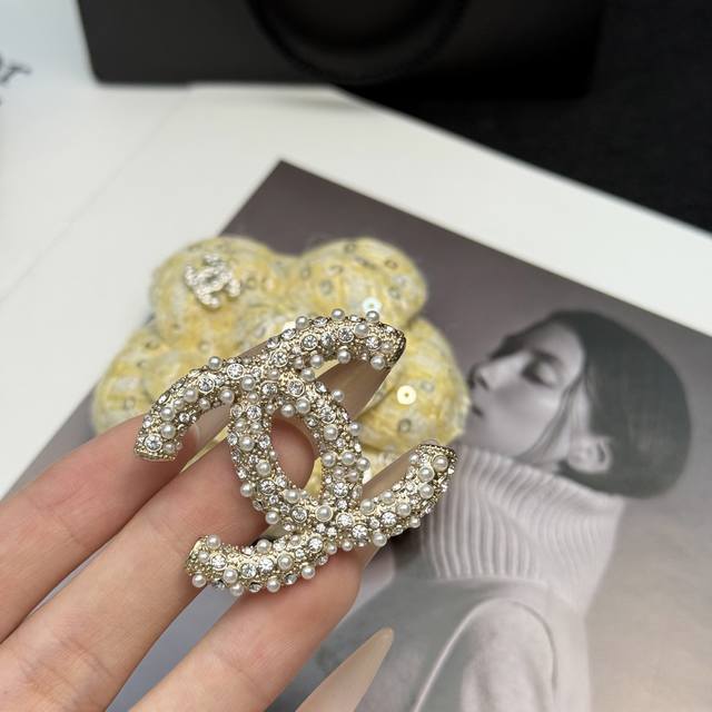 p80 Chanel 2025 Autumn/Winter Collection Hottest Pearl and Bead Brooch - This se