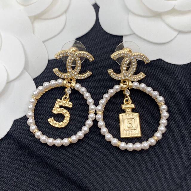 p70 编号Xed0045 Chanel 小香5字母香水瓶双C耳钉，高端品质，专柜同材质，真正黄铜，离子电镀，925银针，独家实拍图做工精致细腻，重工版本，超级
