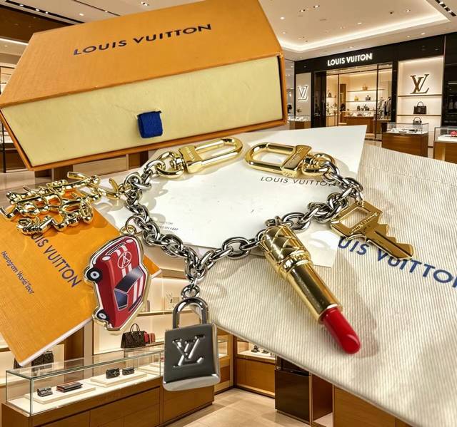 70-1V New Keychain! The 1V Multicles keychain features a metal chain paired with