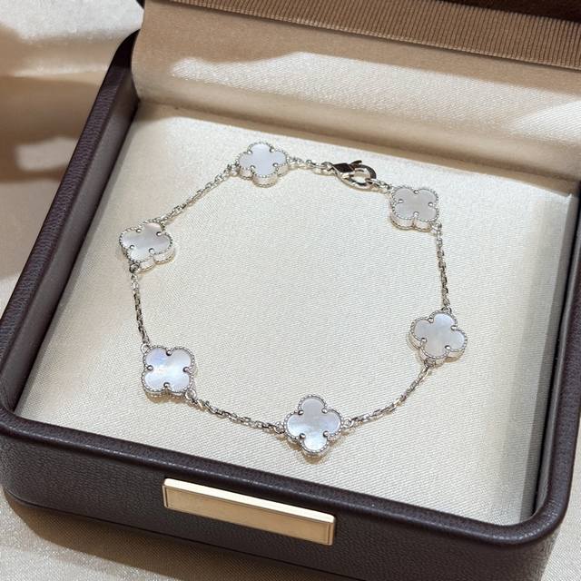 240 A7531 Classic Bestseller 6-Flower White Mother-of-Pearl Mini Bracelet Zp - A