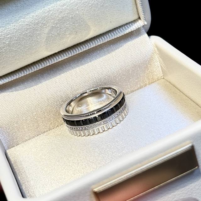 320 A5631 The most dazzling piece is undoubtedly the Boucheron Quatre Radiant se