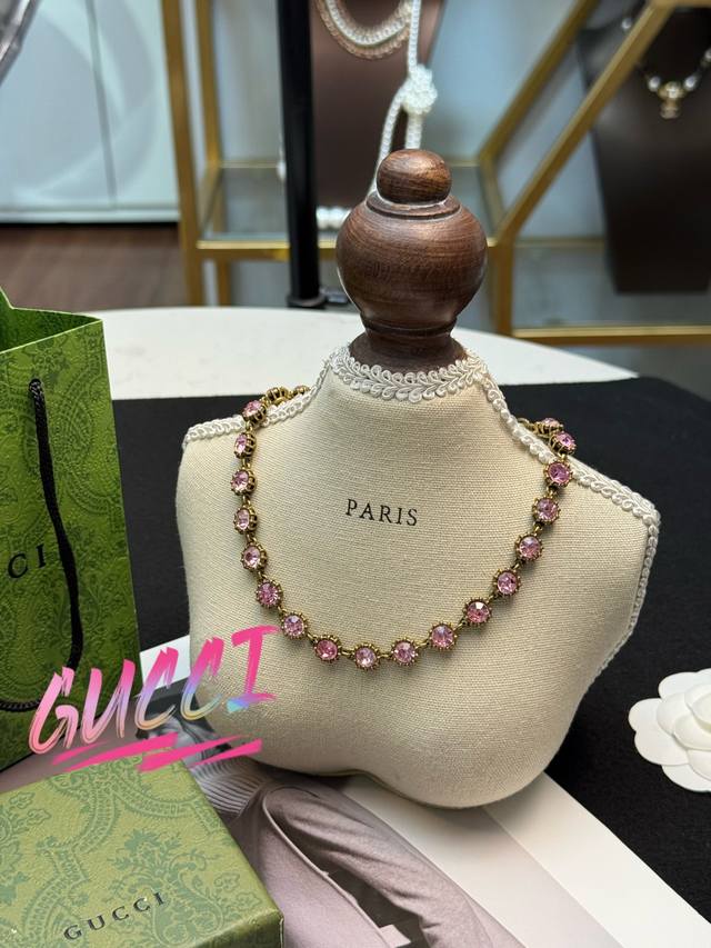 p90 Gucci彩钻项链一阵强烈的复古风席卷整个时尚界，特别是饰品，这款黑色钻配复古金，非常的时尚个性女人贵气又有一种霸道的气质，这个颜色，我果断自用，非常非