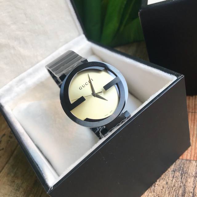 p850 Original Box: 30 Gucci Double G Steel Strap Men's Watch. Features a unique
