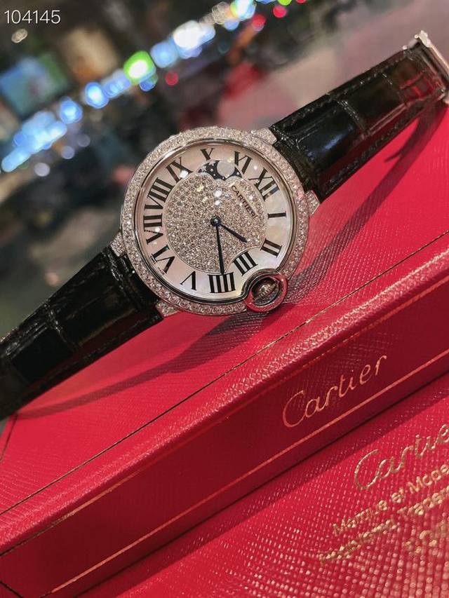 550 Ballon Bleu De Cartier卡地亚蓝气球腕表奢华系列,百搭尺寸36Mm,简约又别具品味,摒弃了现代盛行的繁复华丽的修饰,以简约重新诠释唯 550 Ballon Bleu De Cartier卡地亚蓝气球腕表奢华系列,百搭尺寸36Mm,简约又别具品味,摒弃了现代盛行的繁复华丽的修饰,以简约重新诠释唯