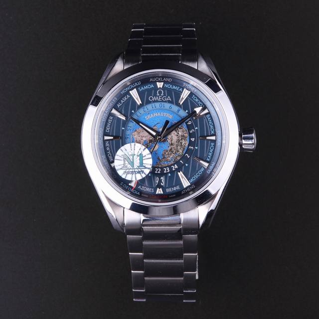 2080N1Factory海马系列220.10.43.22.03 1 欧米茄世界时腕表 激光烧蚀蓝色海洋，陆地浮雕勾勒，24小时Hesalite水晶环。辽阔世界