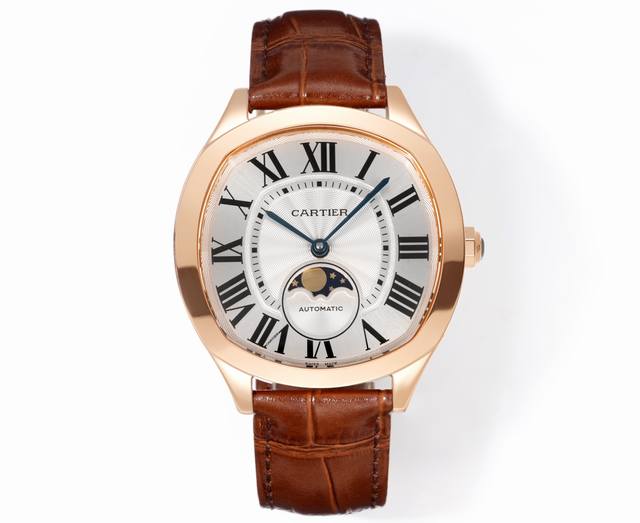 1820Ar Factory 卡地亚 Cartier Drive De Cartier系列 Af9 腕表。以典雅肃穆的枕形设计搭配利落大方的线条布局，尽显男儿阳