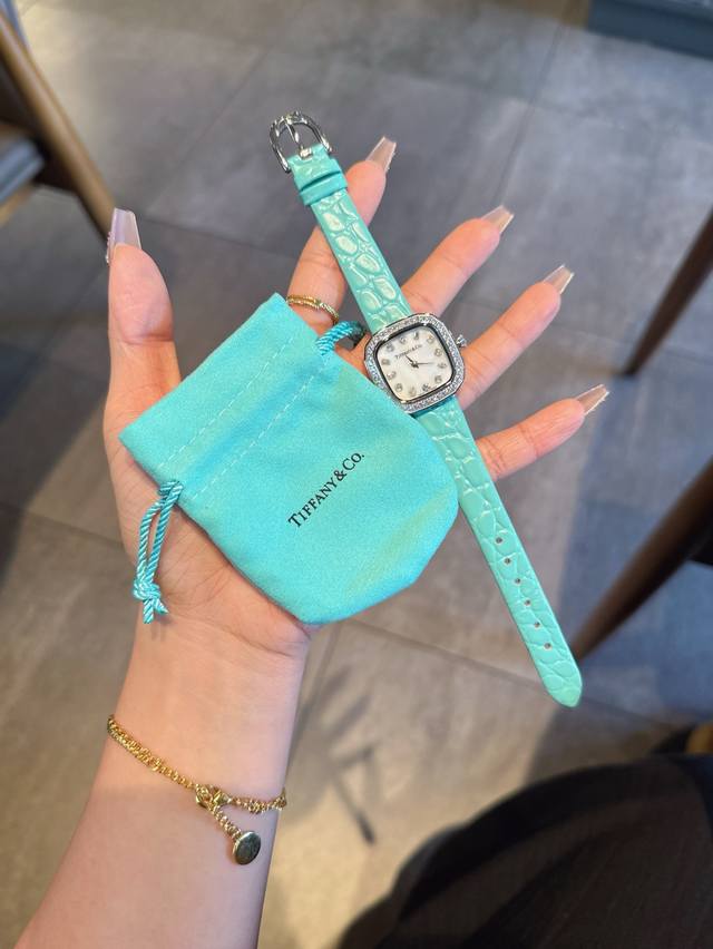 590把Tiffany戴在腕间，是刻在骨子里的浪漫。 12颗钻石刻度，记录每一秒心动。 腕间一抹蒂芙尼蓝，是永不褪色的温柔。阳光穿过表镜，在蒂芙尼蓝表盘上折射出