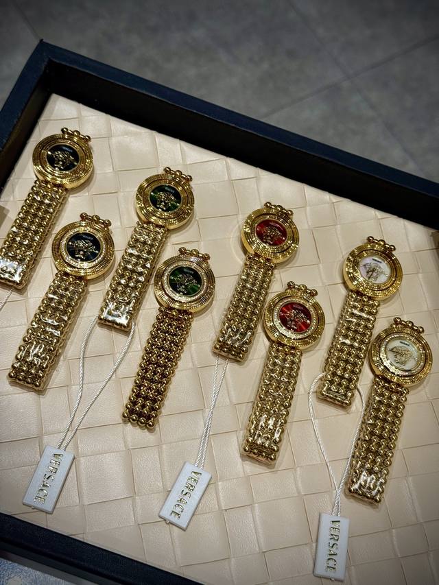 光320 钻440这是一款来自意大利奢侈品牌 范思哲 Versace 的女士腕表，属于品牌标志性的 美杜莎 Medusa 系列，以极致华丽的设计和强烈的品牌辨识