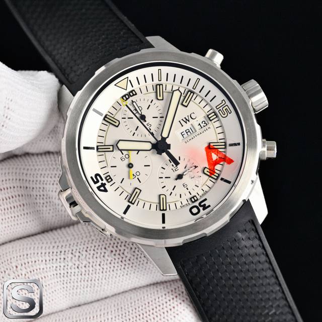 sj produced 1820 V9. A heavily crafted mechanical version of the IWC Ocean serie