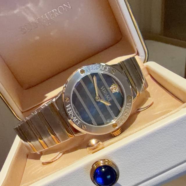 420新款 Versace Greca Logo pearl珍珠系列，表径33Mm，将范思哲意式奢贵与现代风格的底蕴凝萃于珍珠母贝表盘的高超工艺之中，历经严苛甄