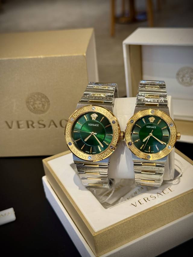 390范思哲 Versace Greca Logo Chrono系列，表圈饰有希腊回纹12时位美杜莎头像，精美工艺勾起美杜莎迷情视线简洁、大气的盘面设计，一眼钟
