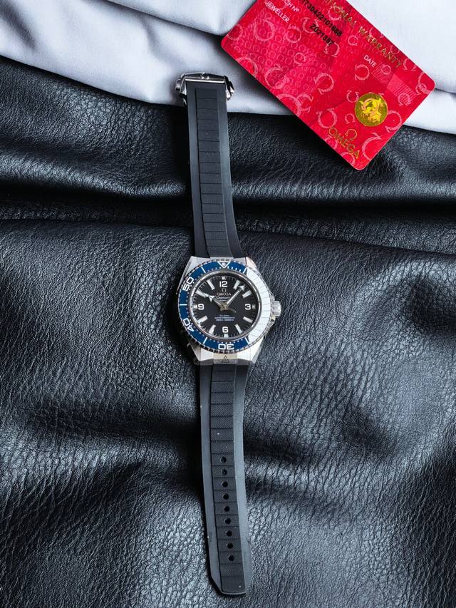 2280Vs+ 欧米茄-全新海马600米！ 海洋宇宙腕表问世二十周年推出的全新第四代海马系列海洋宇宙腕表 全新腕表传承了海洋宇宙表款的经典设计元素，并通过更纤薄
