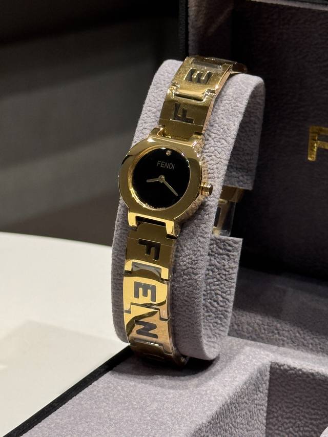 430 盒子10 芬迪Fendi 女表，经典的镂空表带设计，白色回纹表盘，原装工艺钢带方便搭配任何场合，官网售万，25Mm表径，生活防水，蓝宝石水晶镜面，原装进