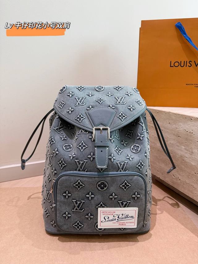 lv Montsouris丹宁双肩包p360 Lv Montsouris丹宁双肩包,水洗牛仔布+Monogram压花,复古又时髦28×35X19Cm大容量,通勤 lv Montsouris丹宁双肩包p360 Lv Montsouris丹宁双肩包,水洗牛仔布+Monogram压花,复古又时髦28×35X19Cm大容量,通勤