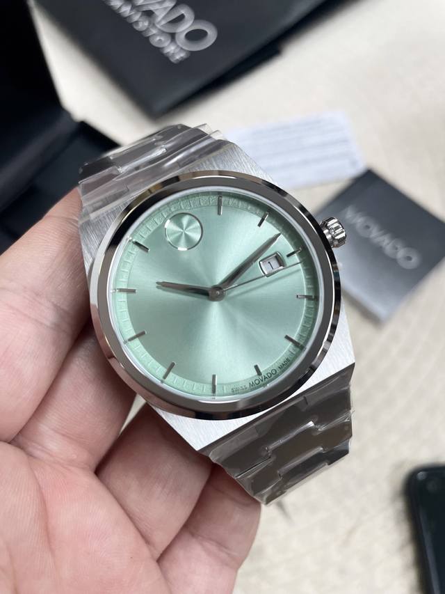 p780 The new color scheme for the Movado Bold Quest series is amazing! The sea f