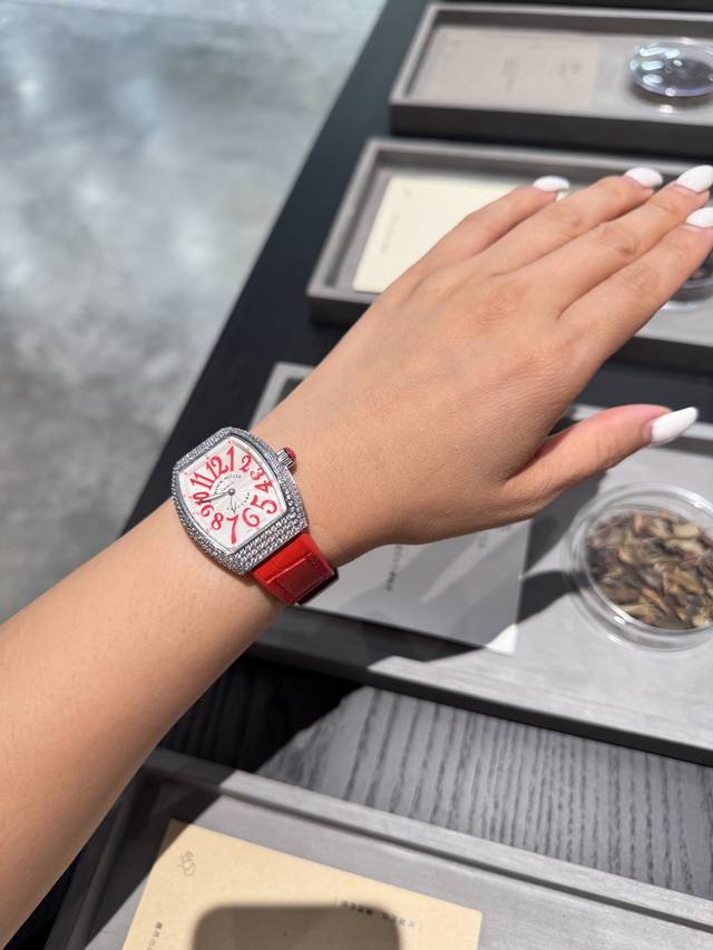 420 Franker Muller V32 Tonneau Series: Luxurious diamond-encrusted classic numer
