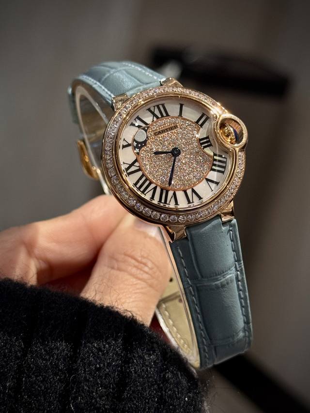 490 卡地亚 36Mm 瑞机 鱼眼玻璃 磨砂扣 匠心之作卡地亚蓝气球，精致33Mm石英腕表，传统三针设计 星空运转 时间流淌 特殊工艺镶钻，个性 完美 搭配鱼