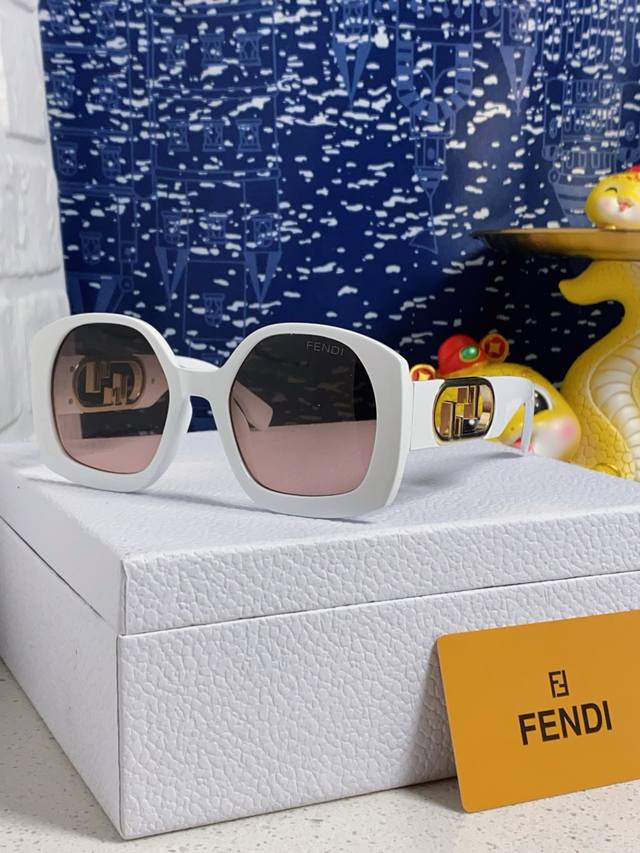 p90 Fendi芬迪 卖了一批又一批，醋酸纤维O’Lock眼镜。金色金属镜腿，饰有超大O'lock标志。超好看太阳镜