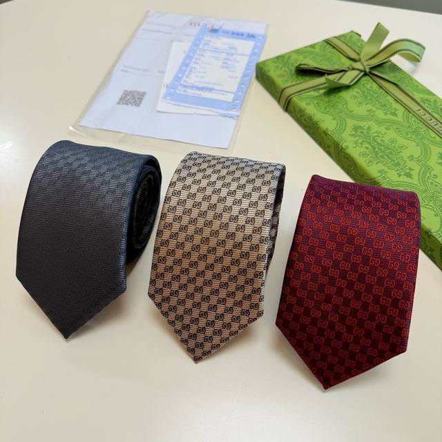 特80官方同步古奇男款领带 双Gg领带 ，稀有展现精湛手工与时尚优雅的理想选择，这款领带将标志性的主题动物小蜜蜂与斜纹织带完美的结合，以时尚搭配手法演绎的更显雅