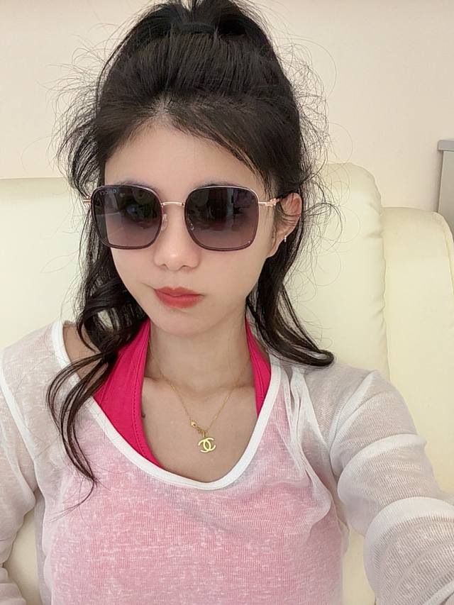 p80 Gucci墨镜 新款 方框设计再优雅的同时还能在视觉上修饰脸型，敲显脸小，不挑脸型 复古的马衔扣配上独特的紫色镜片，复古感十足 可盐可甜 镜腿采用G家经