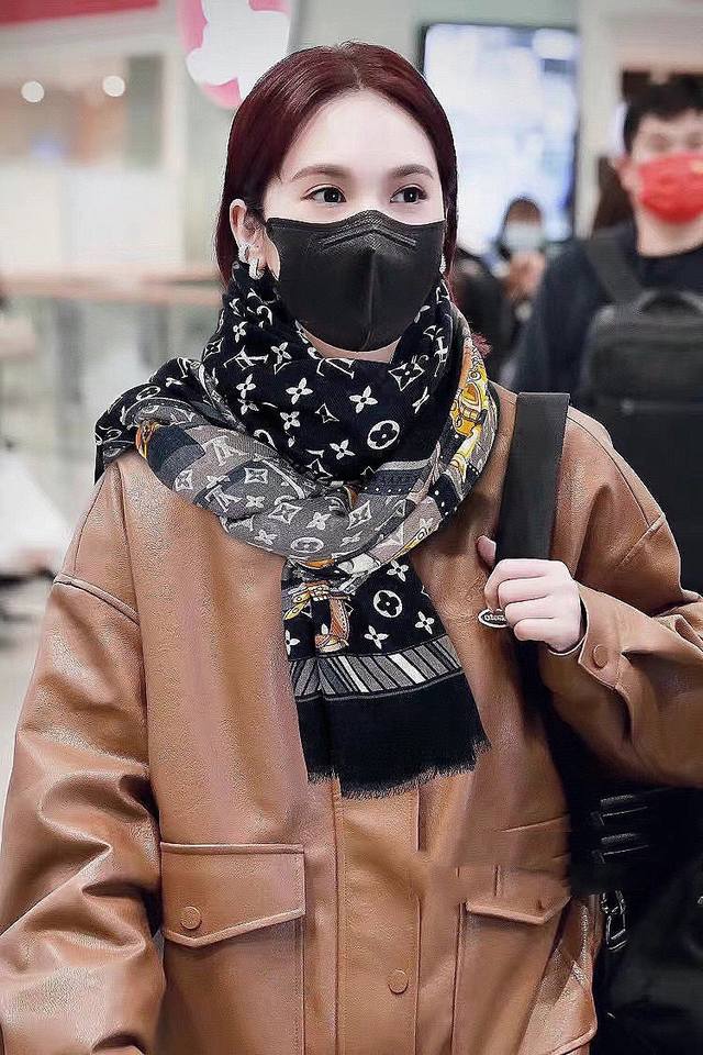 p220 新款上真心赞 Airline patches Monogram V字标识长巾 羊绒长巾，披肩在秉承旅行传承的同时融入秀场的摩登硬箱元素。丰盈柔软的羊绒