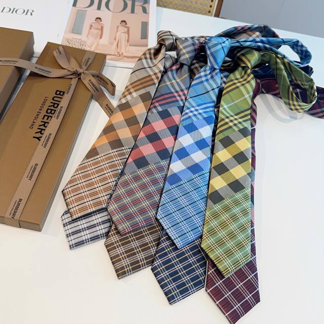 80特 专柜同步领带出货啦Burberry 博柏利领带 ，稀有展现精湛手工与时尚优雅的理想选择，这款采用B家最具标志性的Tb字母制成的丝质领带，以同色调手法演绎