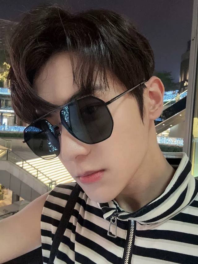 p120 Lv 男款炫彩飞行员偏光太阳镜 材质：高清尼龙加厚卡槽高清偏光镜片 无边框镜架颜型号：L18904
