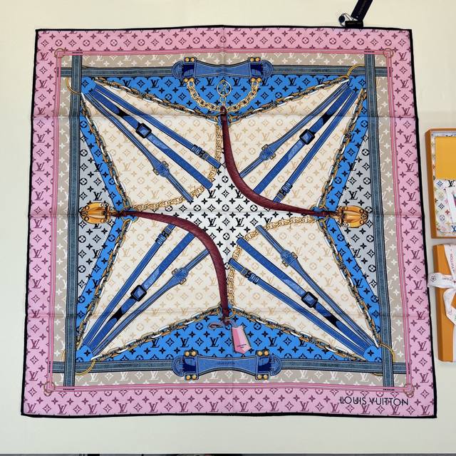 p150 Lv Scarf print 90方巾 Lv 暗纹提花丝巾，经典老花暗纹+链条&皮带元素，复古又现代，优雅气质满分。可做围巾、发带，也能装裱成家居艺术