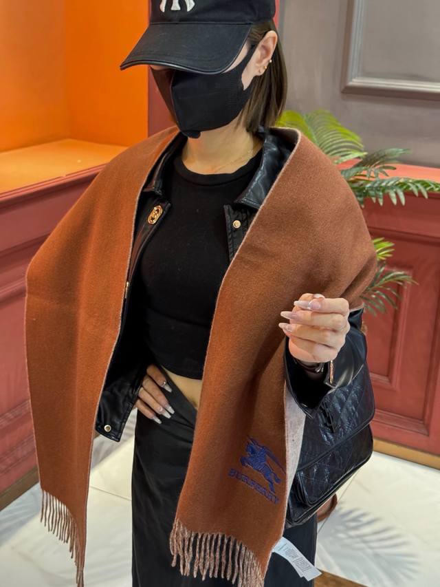 p160 太美了巴宝莉 情侣款 美到要尖叫专柜最新款英伦欧美范儿 又是一款即时尚又实用的大围巾&长巾，撞色的颜色搭配很协调，围巾手感柔软，戴起来时尚暖和，大气有
